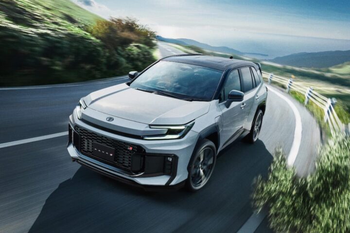 RAV4にプラグインハイブリッド車（PHEV）を追加設定。